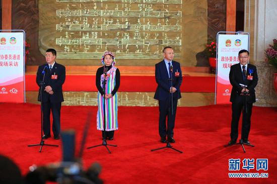 云南省两会设立“政协委员通道”,省政协委员就扶贫等问题答记者问。(新华网 丁凝 摄)