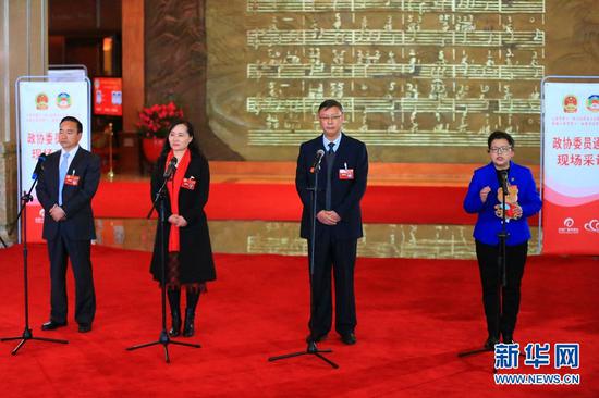 云南省两会设立“政协委员通道”,省政协委员就扶贫等问题答记者问。(新华网 赵普凡 摄)