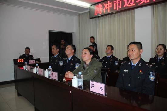 被活动深深吸引的观众