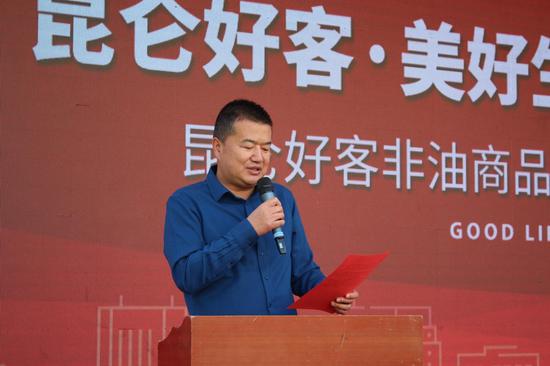 (中国石油云南非油公司副经理方指胜宣读非油质量承诺)