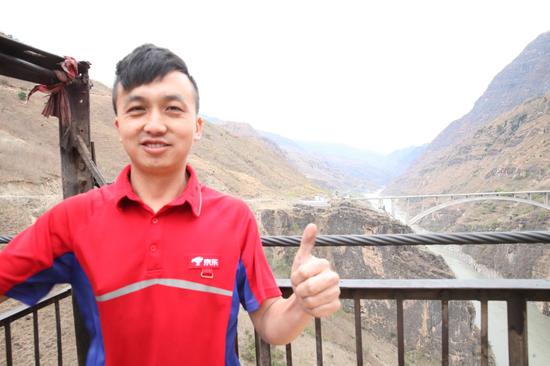 (刘平来以桥为背景拍照留念)