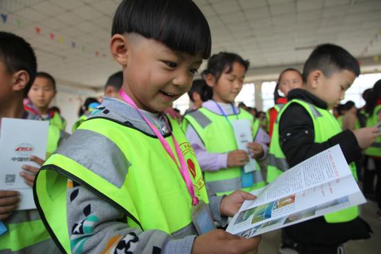 同学们好奇地了解中铁二十局五公司