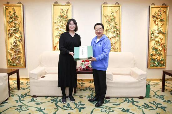 焦家良博士将百家茶赠与人大老师