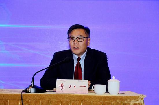 ▲思茅区政协主席、百里普洱茶道项目指挥部办公室主任李八一答记者问