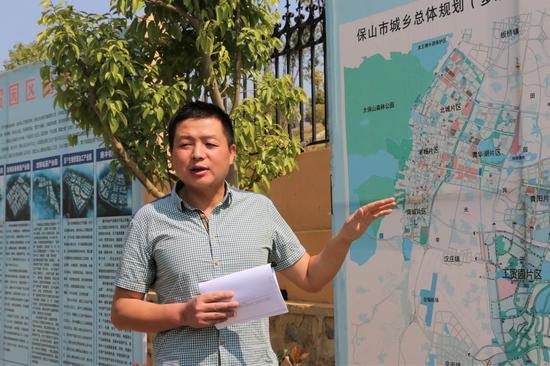 保山工贸园区管委会副主任徐俊作介绍