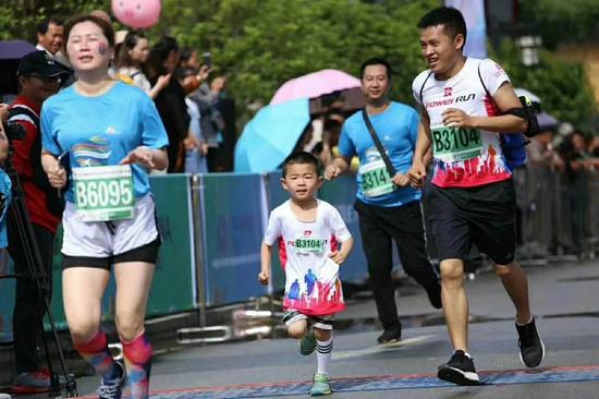 (2019凤冈国际半马掠影 图片来源:凤冈旅游在线)