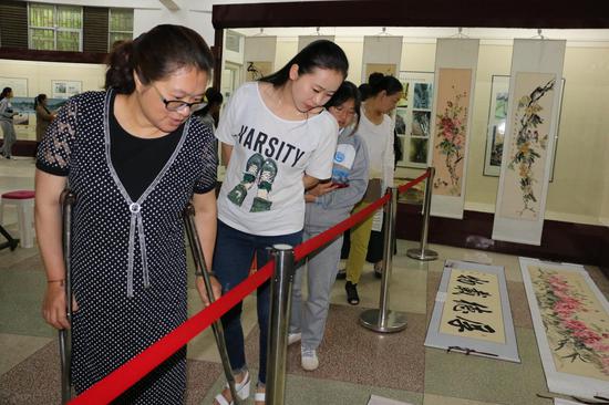 参观画展