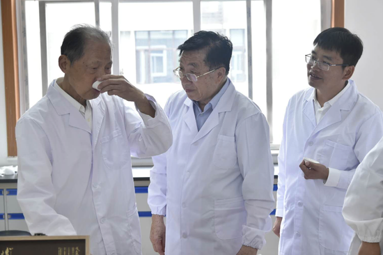 勐库戎氏第三代茶人戎玉廷正在审评