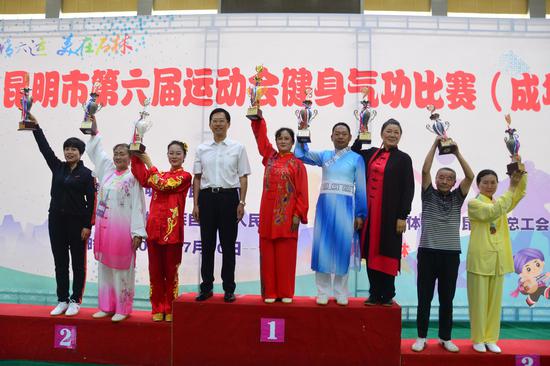 获得团体奖的代表队登上领奖台