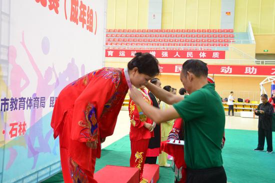昆明市教育体育局领导为个人赛获奖者颁奖