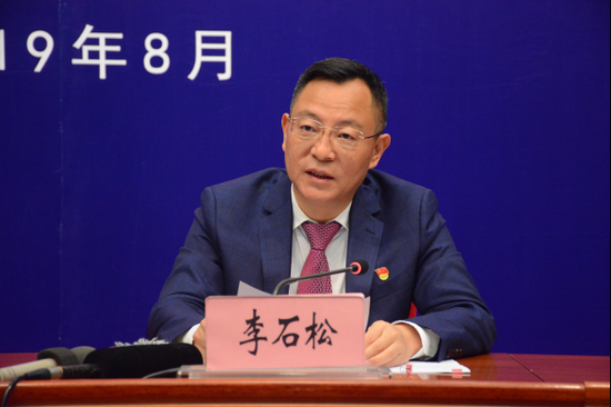 中共曲靖市委副书记、市长李石松发布新闻(记者 赵嘉 摄影)