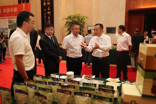 临沧市委副书记、市长张之政参观参会企业