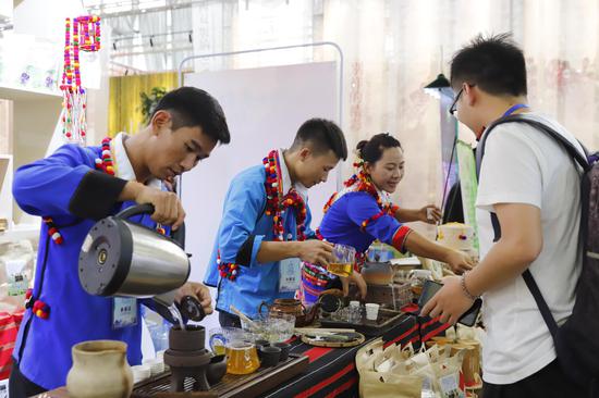 可以到5号馆(州市馆)德宏展区品尝德昂族特色酸茶哦(鲁朝毅/摄)