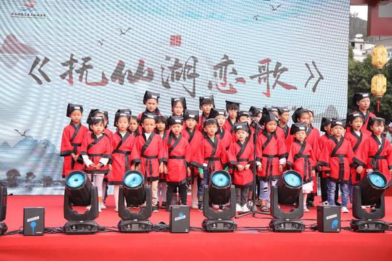 《抚仙湖恋歌》朗诵