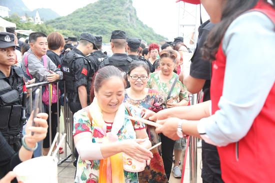 排队领取抗浪鱼