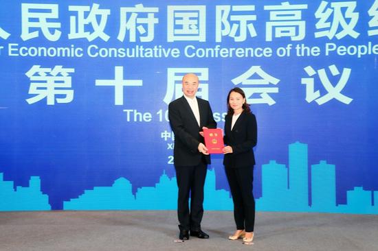 陕西省人民政府刘国中省长向百胜中国CEO颁发国际高级经济顾问聘书