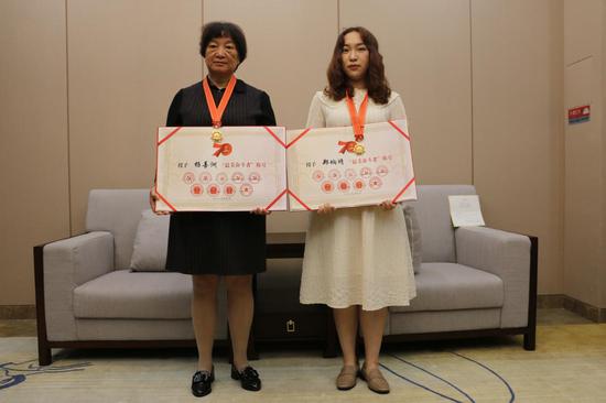 杨善洲三女儿杨慧琴(图左一)和郑垧靖女儿郑汶璐(图左二)