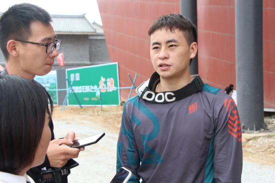 精英组冠军叶正午(右一)分享夺冠心得