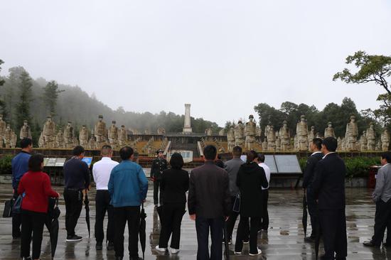 县级领导到松山抗战遗址开展现场教学