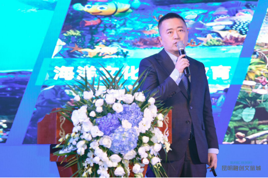 (昆明融创主题娱乐管理有限公司副总经理华倚天进行项目介绍)