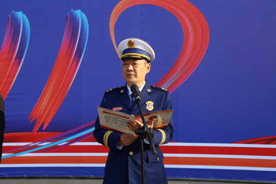 (红河州消防救援支队政治委员朱明主持活动)