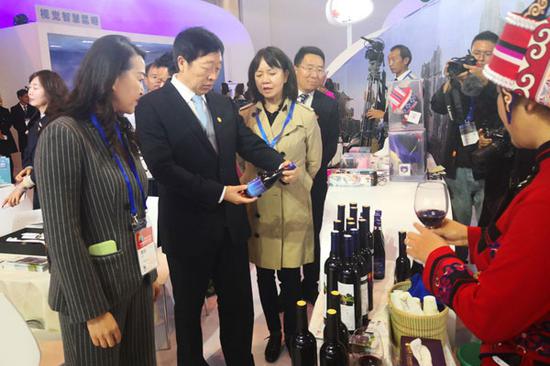 旅交会上,云南省委常委、昆明市委书记程连元,昆明市人民政府副市长周红斌一行,在石林县委书记梁崑的陪同下视察了石林旅游展区。