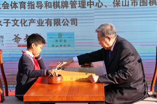 中国围棋协会主席林建超为保山市“永子杯”围棋公开赛开棋(王娅男/摄)