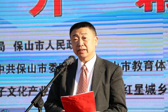 中国围棋协会副主席、秘书长王谊宣读决定(王娅男/摄)