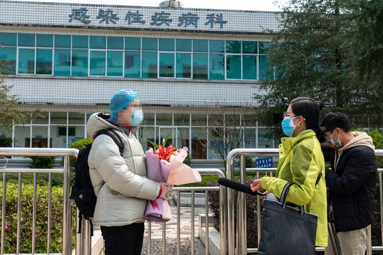 出院患者接受龙陵县融媒体中心采访