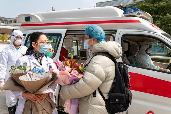 杨天芸医生祝贺出院患者