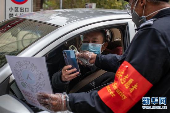 2月15日,在云南省昆明市怡园小区门口,市民扫码进入小区。 新华社记者 胡超 摄