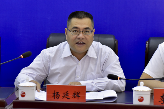 保山市发改委副主任杨廷辉作新闻发布(候开旷/摄)