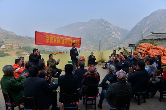 双河乡豁戛村村民听宣讲员黄银礼讲脱贫故事