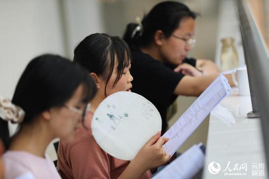 6月17日晚饭后,云南省大理州漾濞县第一中学高三学生正在走廊里抓紧时间复习,备战高考。摄影:杨佳燕