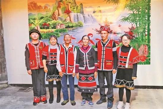 李发顺全家合影 杨峥 摄