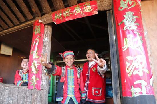 司莫拉佤族村村民脸上洋溢出幸福的笑容 杨峥 摄