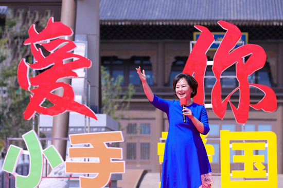 鞠萍老师现场演唱《我爱你昆明的雪》