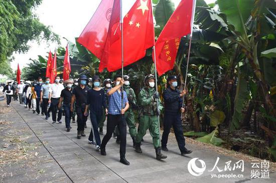 党政军警民组成的巡边队伍正在姐相乡巡边。(张帅 摄)