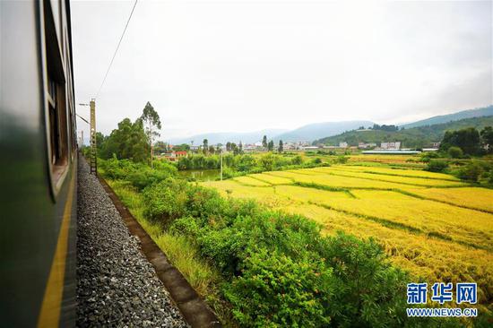 9月27日在5634次“小慢車”上拍攝的窗外風景。 新華社發(李鍇 攝)