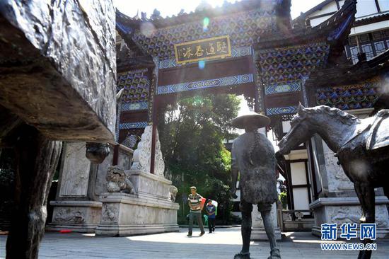与五尺道相连的豆沙古镇景区(8月10日摄)。 新华社记者 金良快 摄