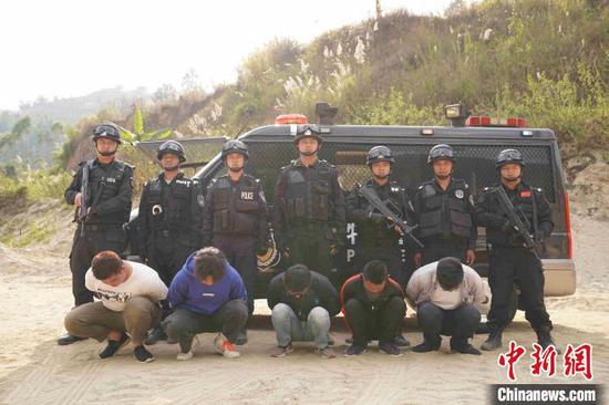 图为云南警方抓获的涉跨境赌博违法犯罪人员。(云南省公安厅供图)
