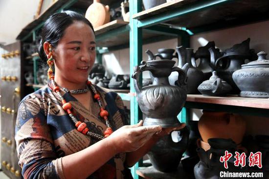 图为中国国家级“非遗”项目黑陶展示。 张添福 摄