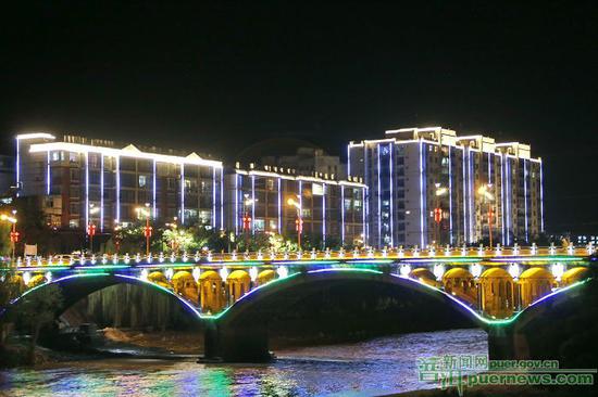 城市夜景灯光璀璨。