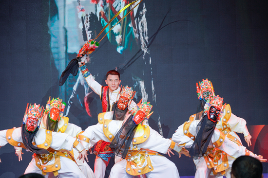 (活动现场节目表演)