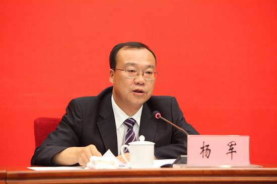 中共保山市委书记杨军发布新闻(记者 赵嘉 摄影)