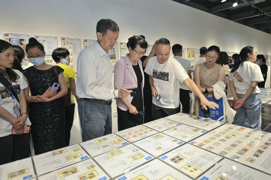 金飞豹向嘉宾介绍展品