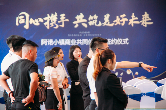 (到场商家现场了解项目信息 实拍图)