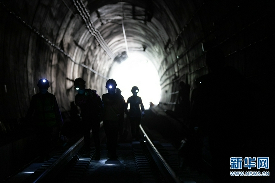中老铁路景寨隧道，铁路建设者进入隧道内作业