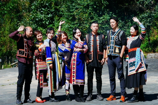 大V 团在南美拉祜古村落体验民族服饰
