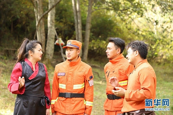 通过线上直播的方式宣传森林防火知识(摄于11月5日)。新华网发(云南省森林消防总队迪庆大队供图)